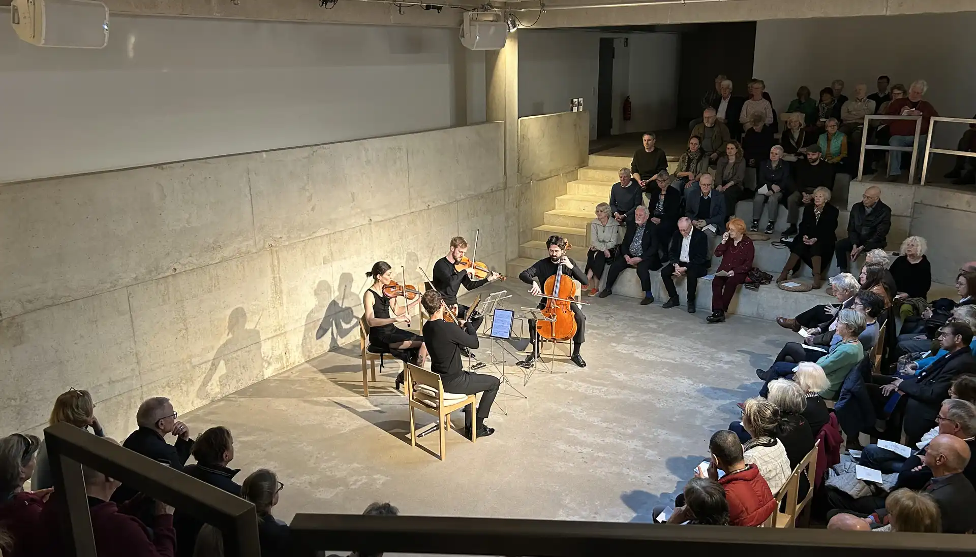 Eine Gruppe von Musikern mit Publikum