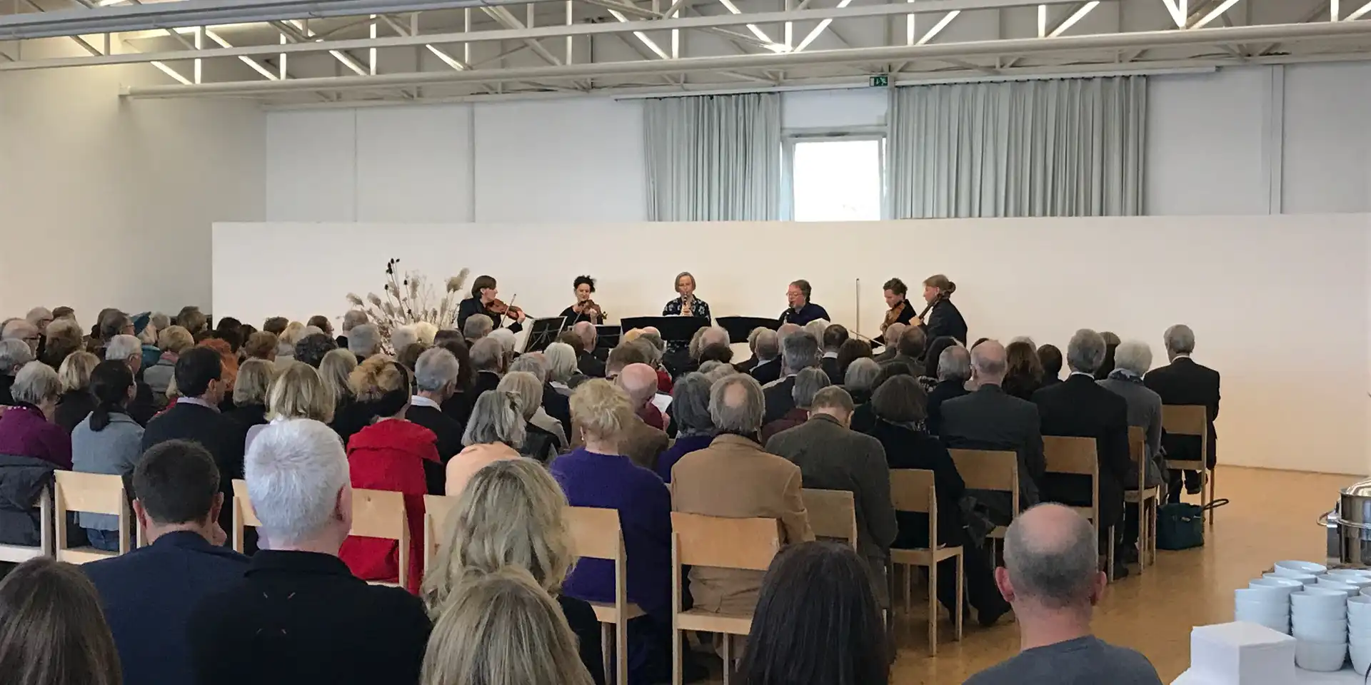 Ein Konzertraum mit Besuchern und Musikern