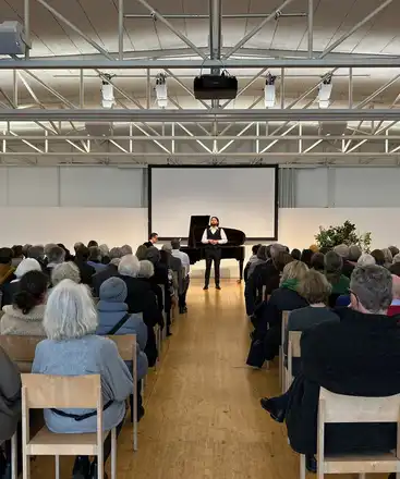 Ein Konzertsaal mit Publikum